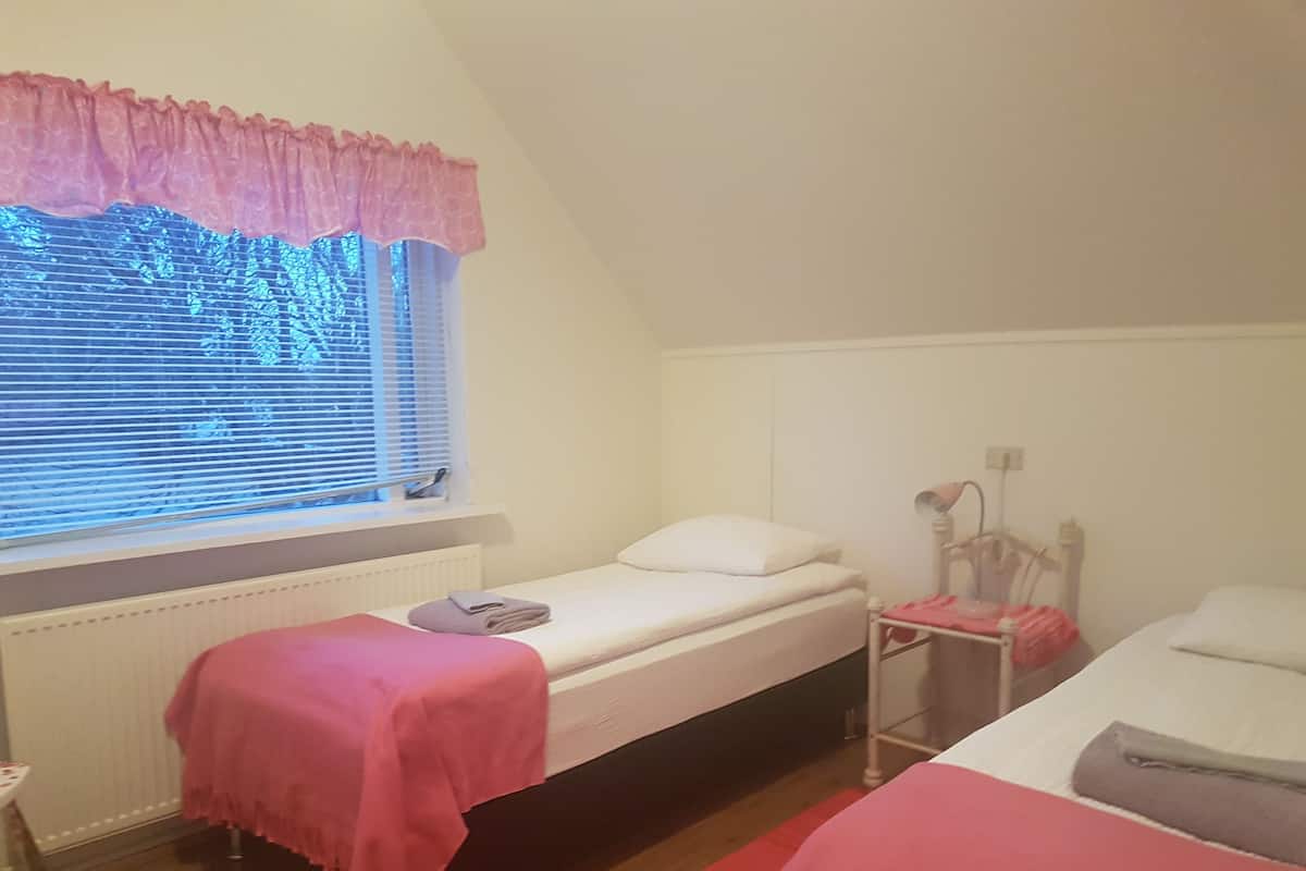 Camera, 1 camera da letto, bagno condiviso (Pink) | Wi-Fi gratuito