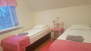 Room, 1 Bedroom, Shared Bathroom (Pink) | WiFi (free) - Annalyn Guesthouse (Selfoss)