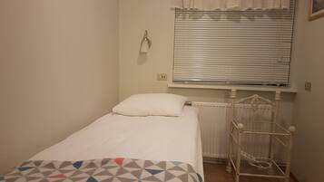 Room, 1 Twin Bed, Shared Bathroom | Free WiFi