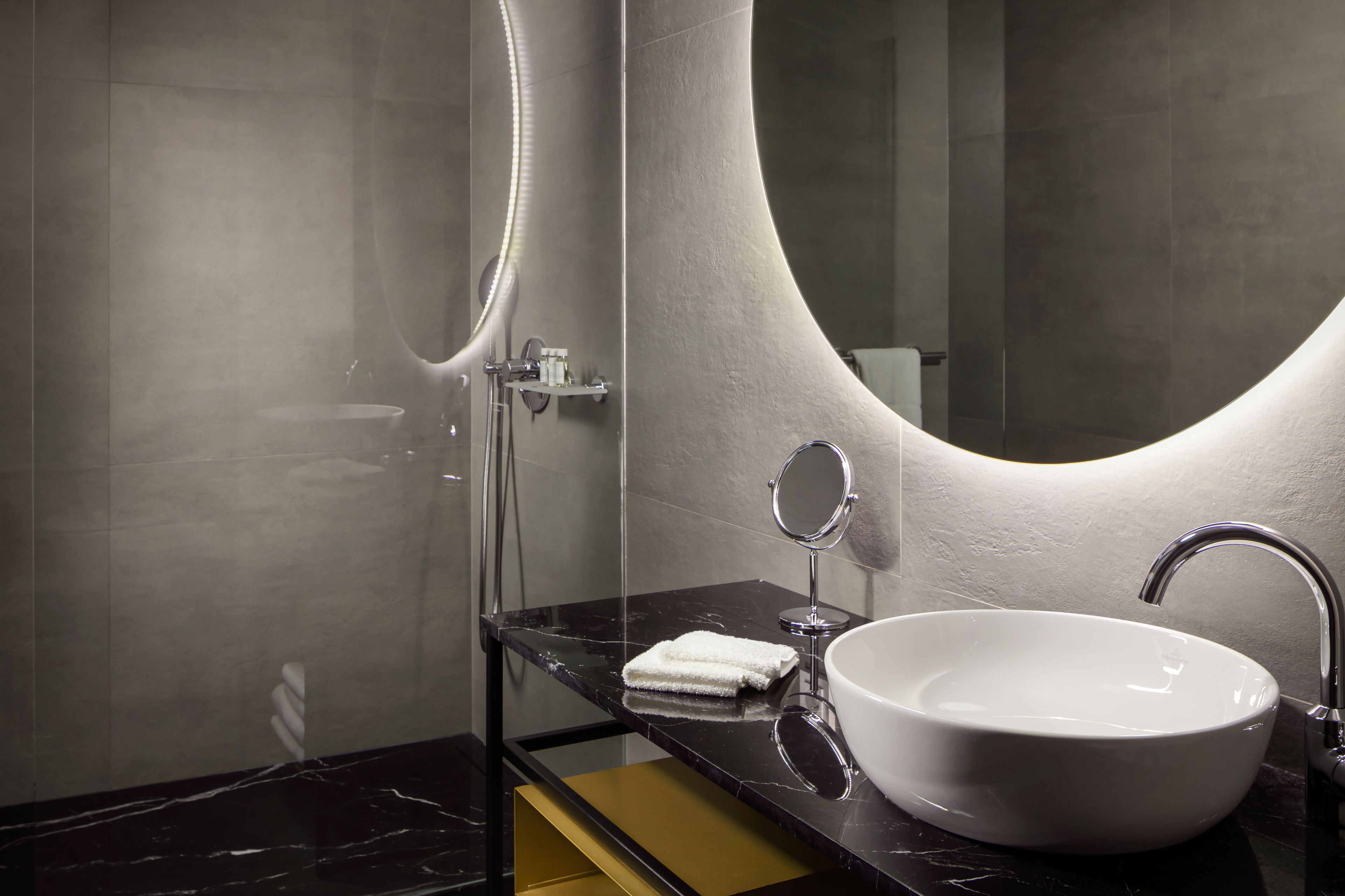 shower, rainfall showerhead, free toiletries, hair dryer