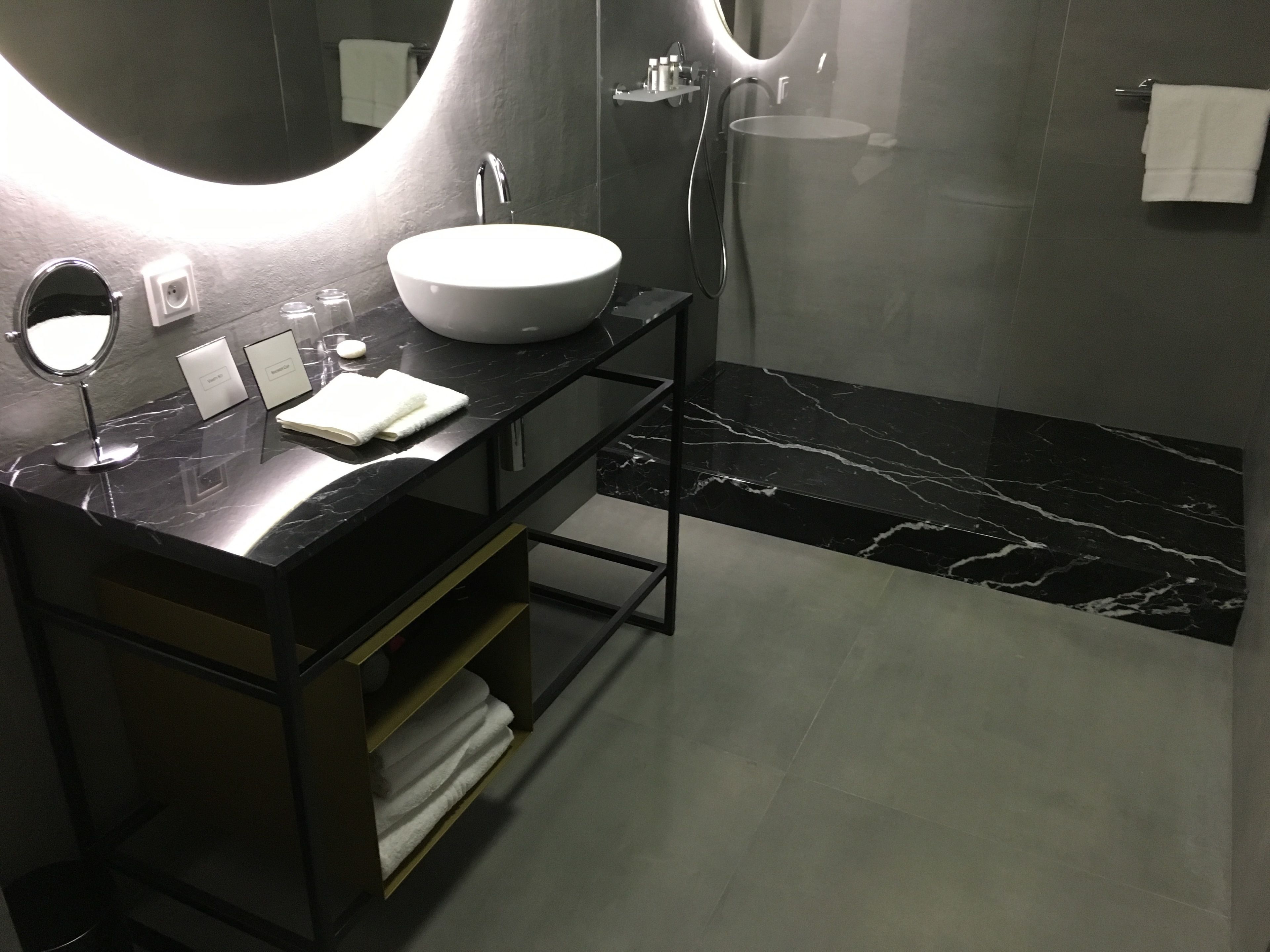 shower, rainfall showerhead, free toiletries, hair dryer