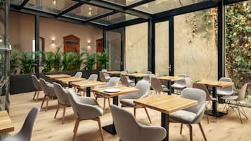 Bao gồm bữa sáng buffet hàng ngày