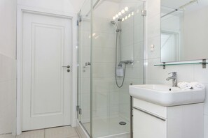 Apartment | Badezimmer | Dusche, kostenlose Toilettenartikel, Haartrockner, Handtücher