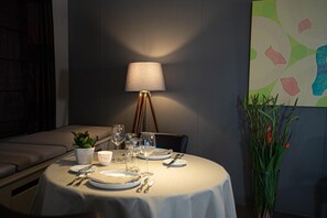 Middag serveres, lokale retter