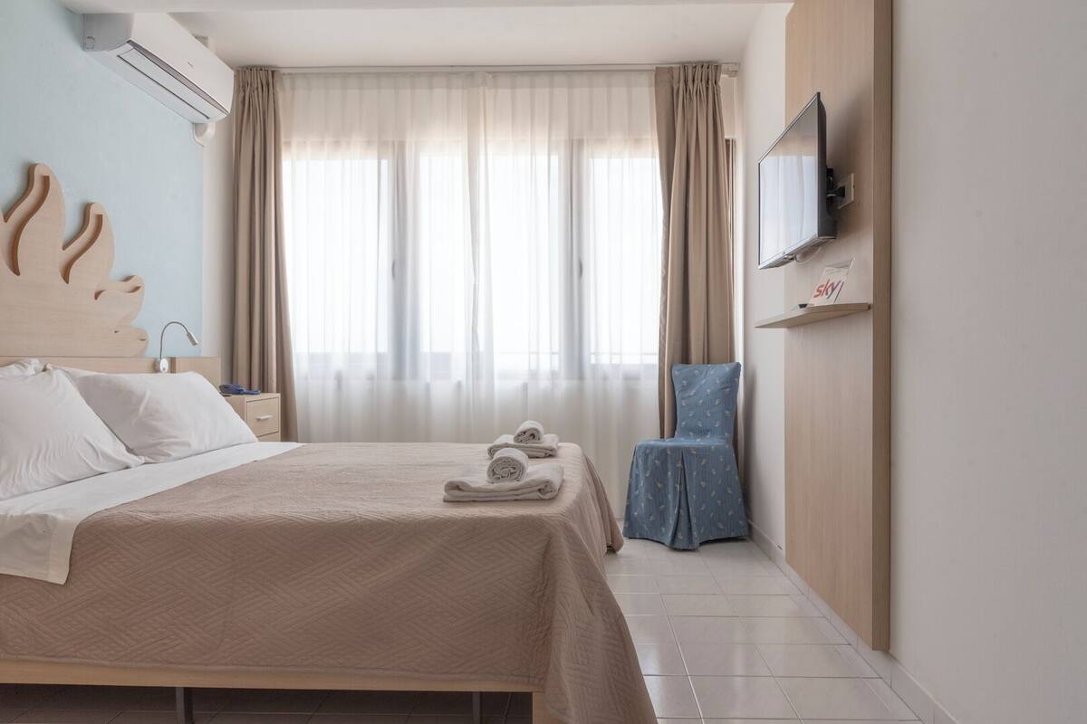 Double Room, Sea-Facing Window | Una scrivania, postazione laptop, Wi-Fi gratuito, lenzuola