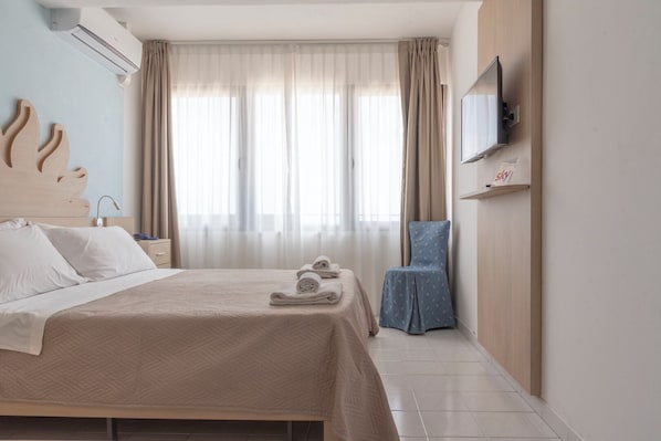 Double Room, Sea-Facing Window | โต๊ะทำงาน, พื้นที่ทำงานแบบใช้แล็ปท็อป, Wi-Fi ฟรี, ผ้าปูที่นอน
