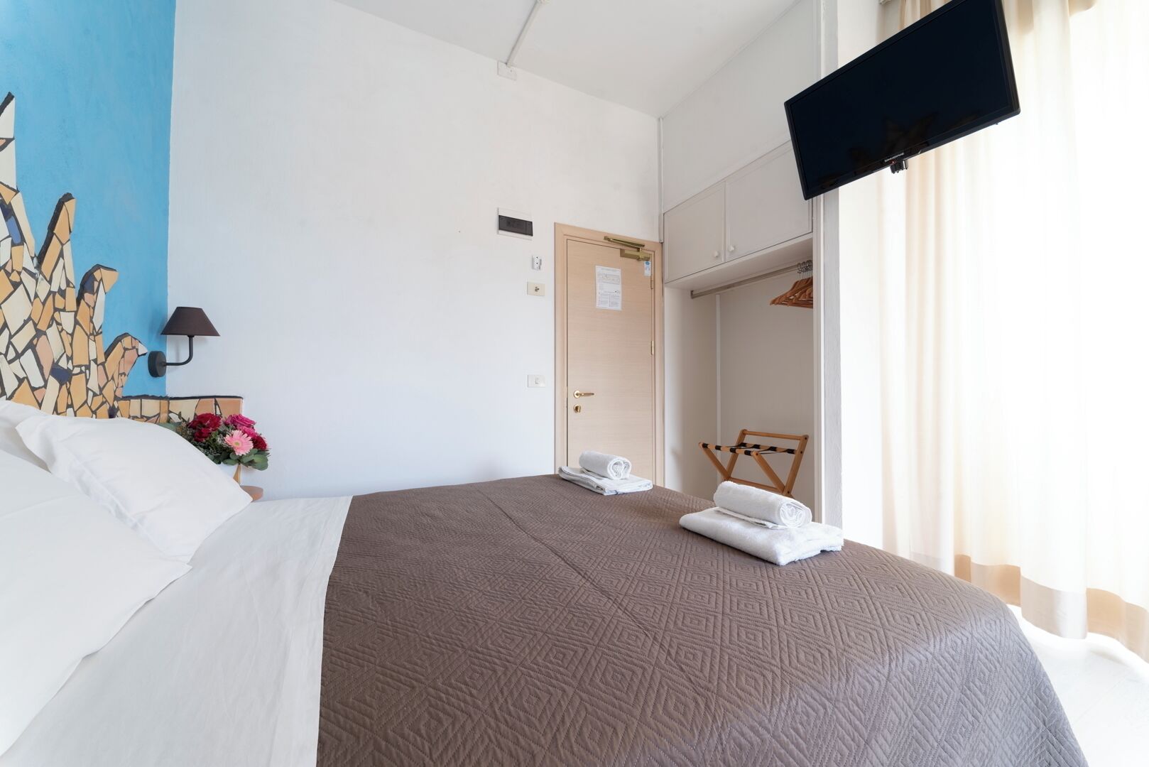 Triple Room, Sea-Facing Balcony | Schreibtisch, laptopgeeigneter Arbeitsplatz, kostenloses WLAN