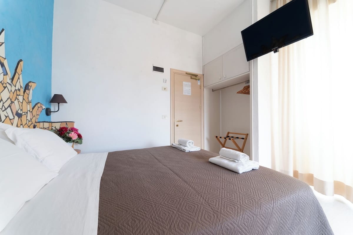 Triple Room, Sea-Facing Balcony | Schreibtisch, laptopgeeigneter Arbeitsplatz, kostenloses WLAN