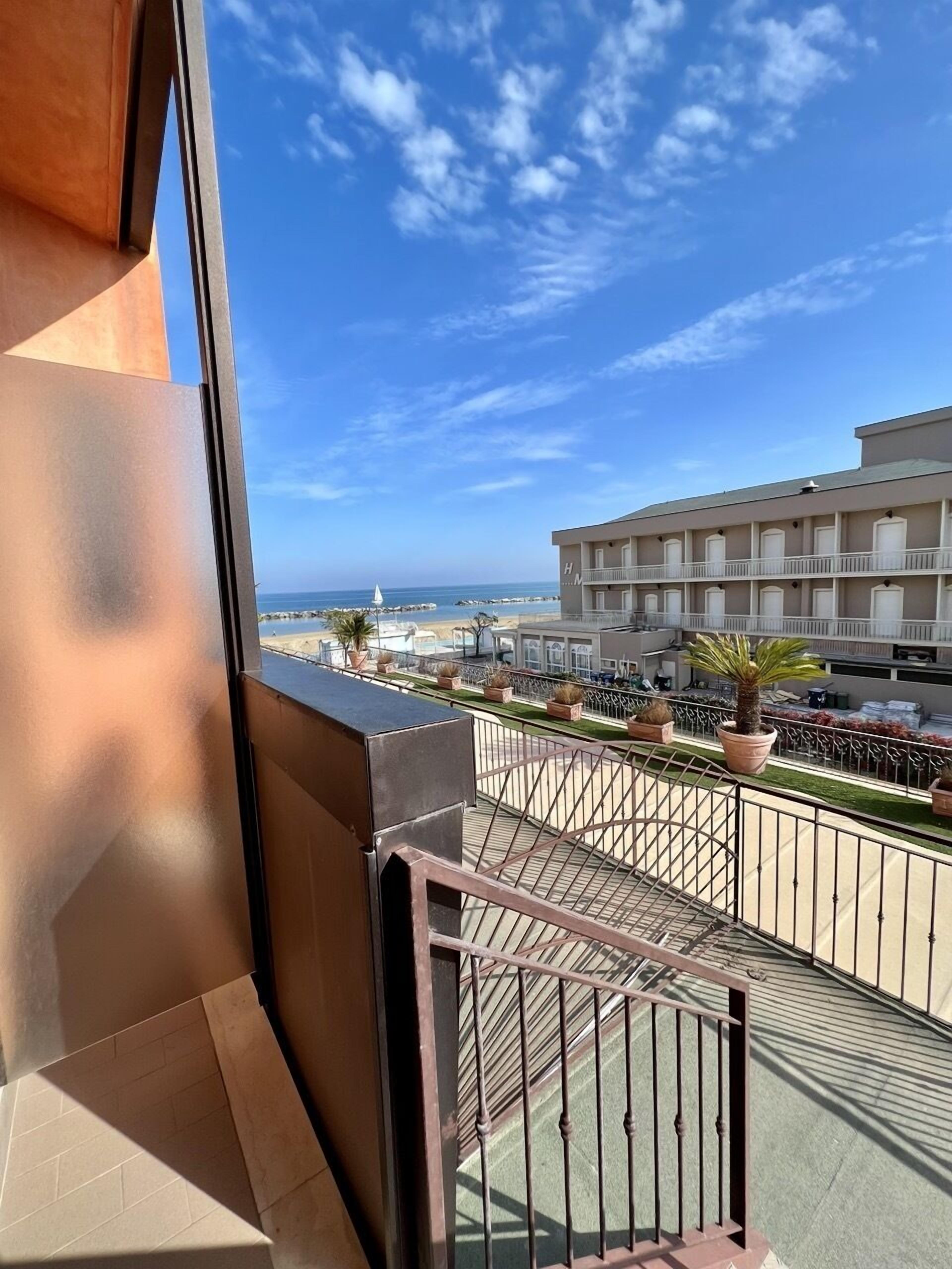 Una scrivania, postazione laptop, Wi-Fi gratuito, lenzuola