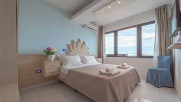 Double Room, Sea-Facing Window | Een bureau, een laptopwerkplek, gratis wifi, beddengoed