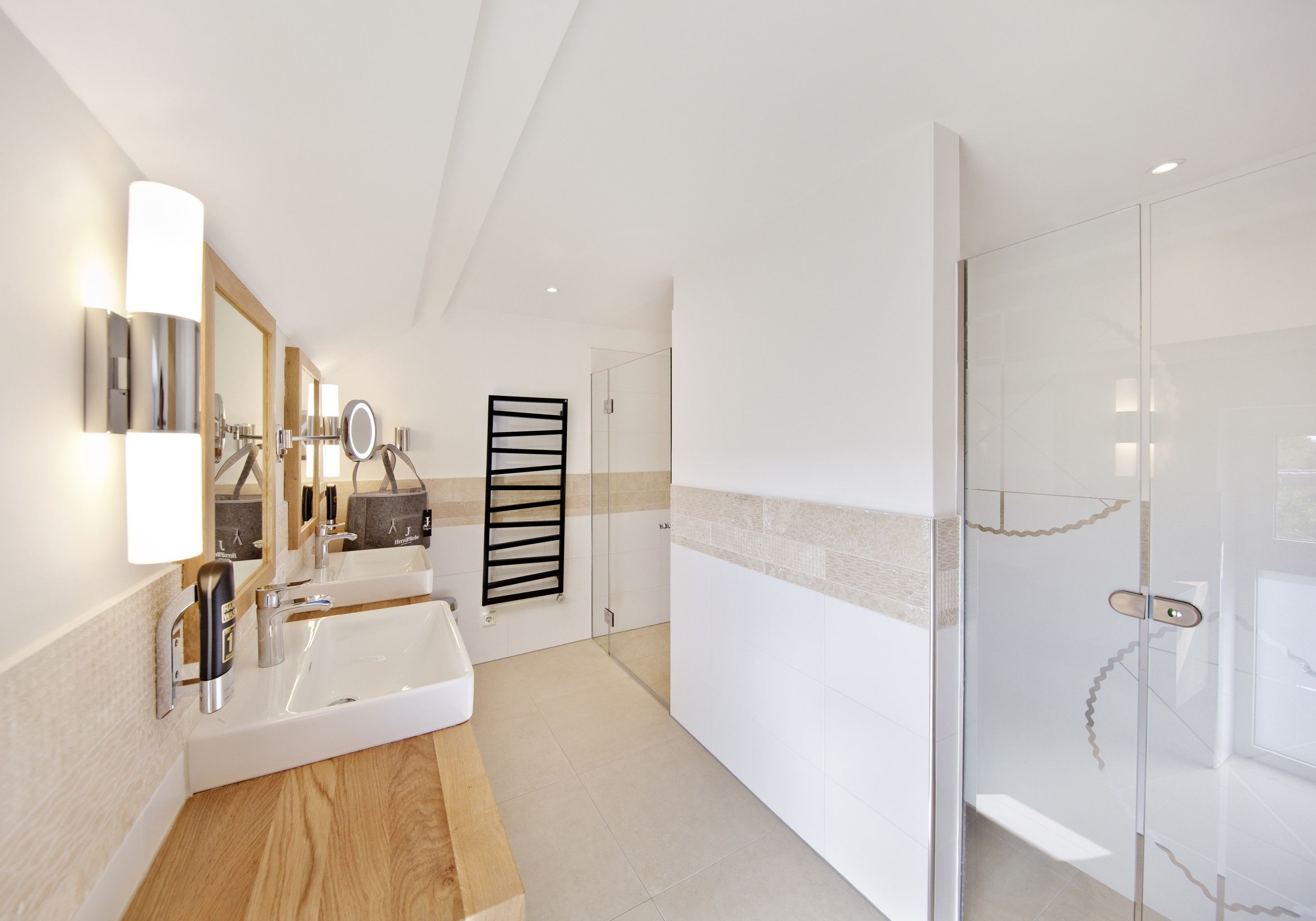 suite | bathroom | shower, free toiletries, hair dryer, towels