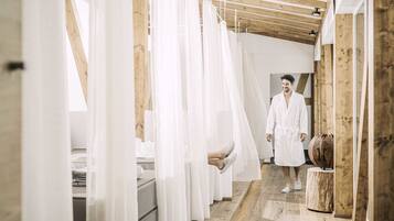 Salas de tratamiento para parejas, un sauna, una bañera de hidromasaje