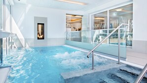 An indoor swimming pool with glass railings and a modern design. - Jordan's Untermühle (Koengernheim)