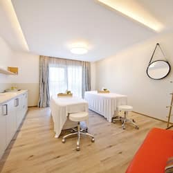 Couples treatment rooms, sauna, hot tub, steam room, body treatments