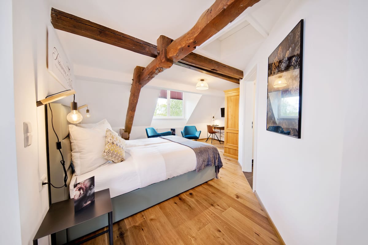 Comfort Double Room | In-room safe, desk, free WiFi, bed sheets