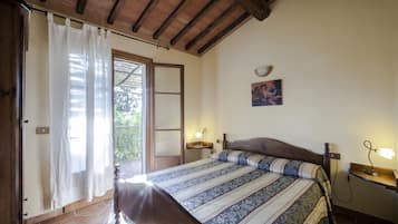 1 Schlafzimmer, hochwertige Bettwaren, Schreibtisch