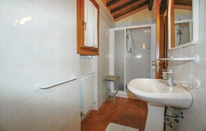 Dusche, kostenlose Toilettenartikel, Haartrockner, Handtücher