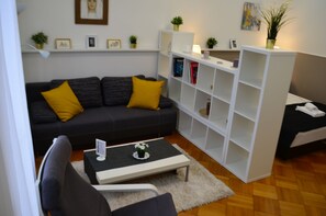 Apartamento Confort, 1 habitación | Zona de estar | Una televisión de pantalla plana