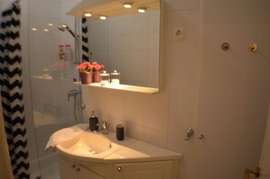 Comfort Apartment, 1 Bedroom | Bathroom sink - Studio 4u Apartment Rákoczi (Budapest)