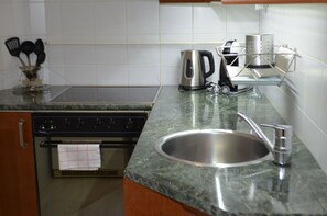 Réfrigérateur, four à micro-ondes, surface de cuisson, cafetière-théière