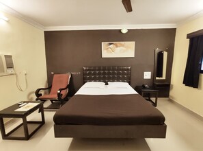 Habitación Deluxe, 1 cama matrimonial | Caja de seguridad en la habitación y wifi gratis 