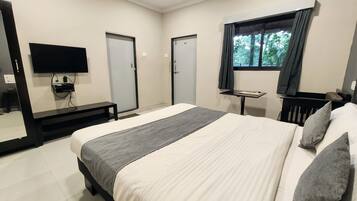Deluxe Room, 1 Double Bed | In-room safe, free WiFi
