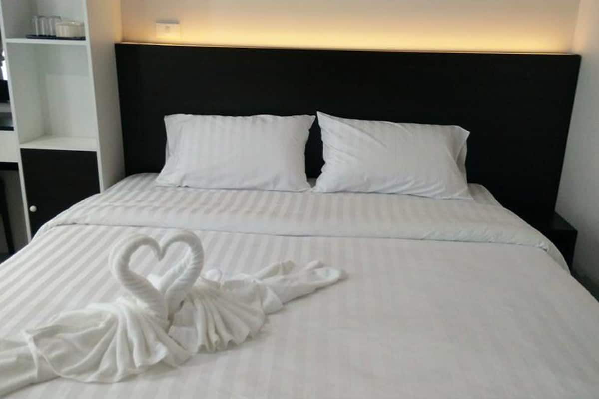 standard double room | desk, blackout curtains, free wifi
