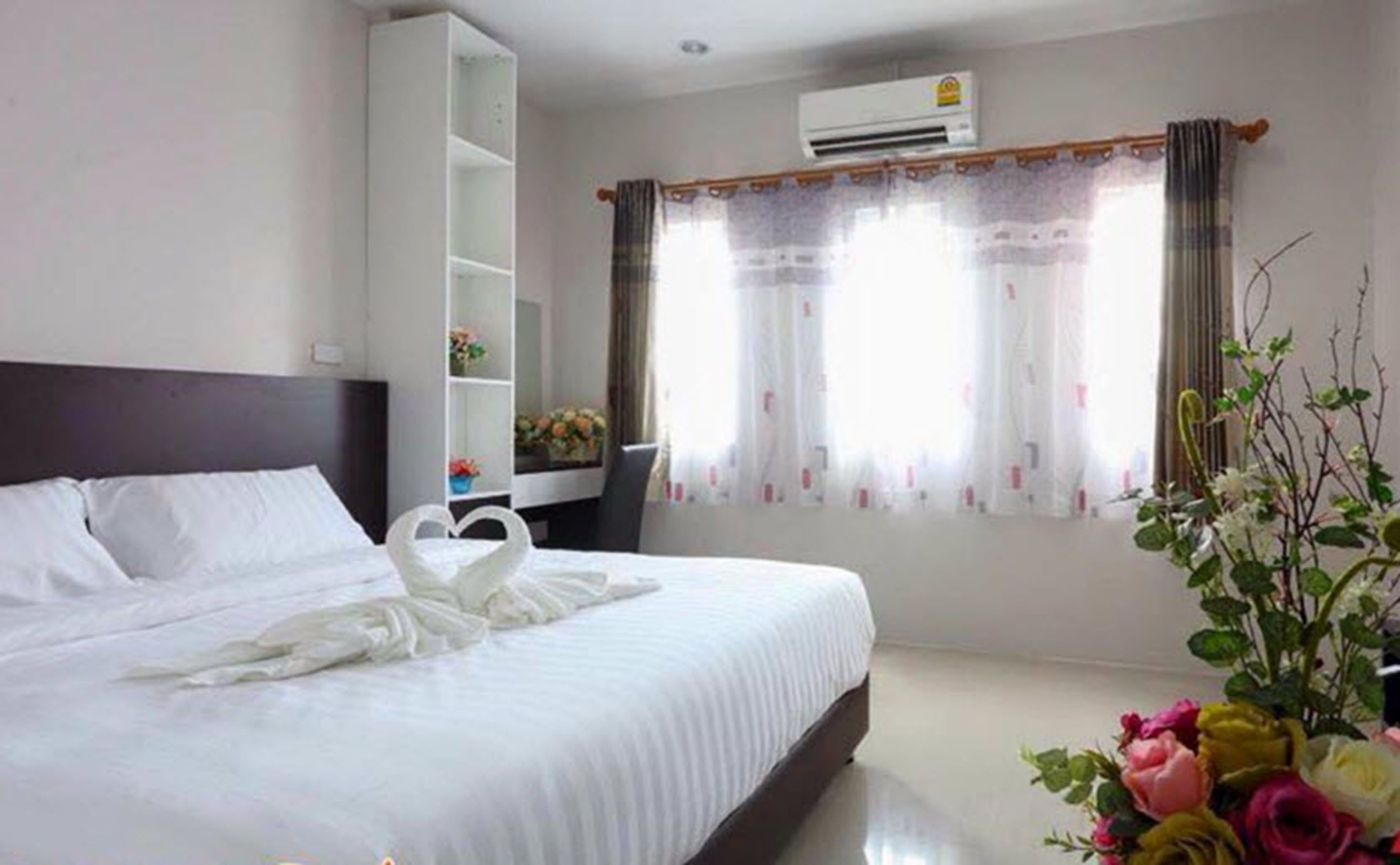 standard double room | desk, blackout curtains, free wifi