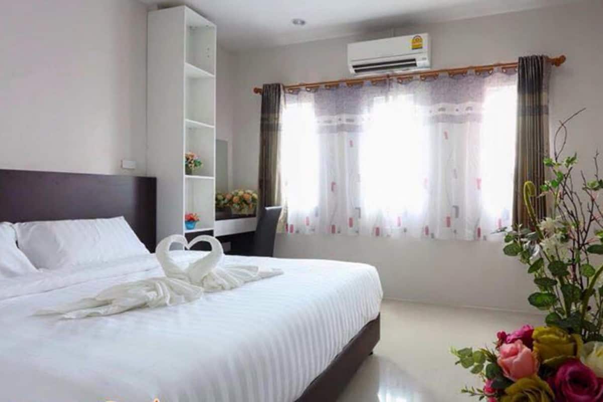 standard double room | desk, blackout curtains, free wifi
