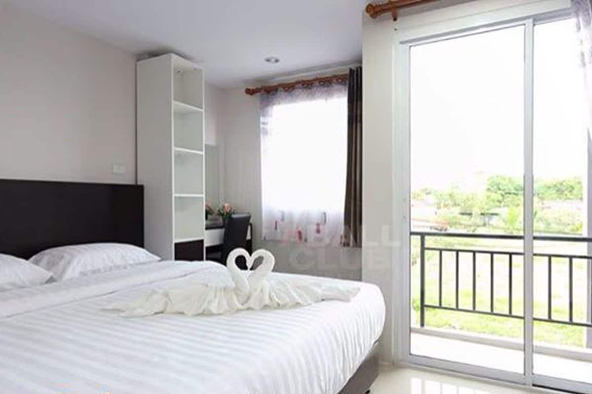 standard double room | desk, blackout curtains, free wifi