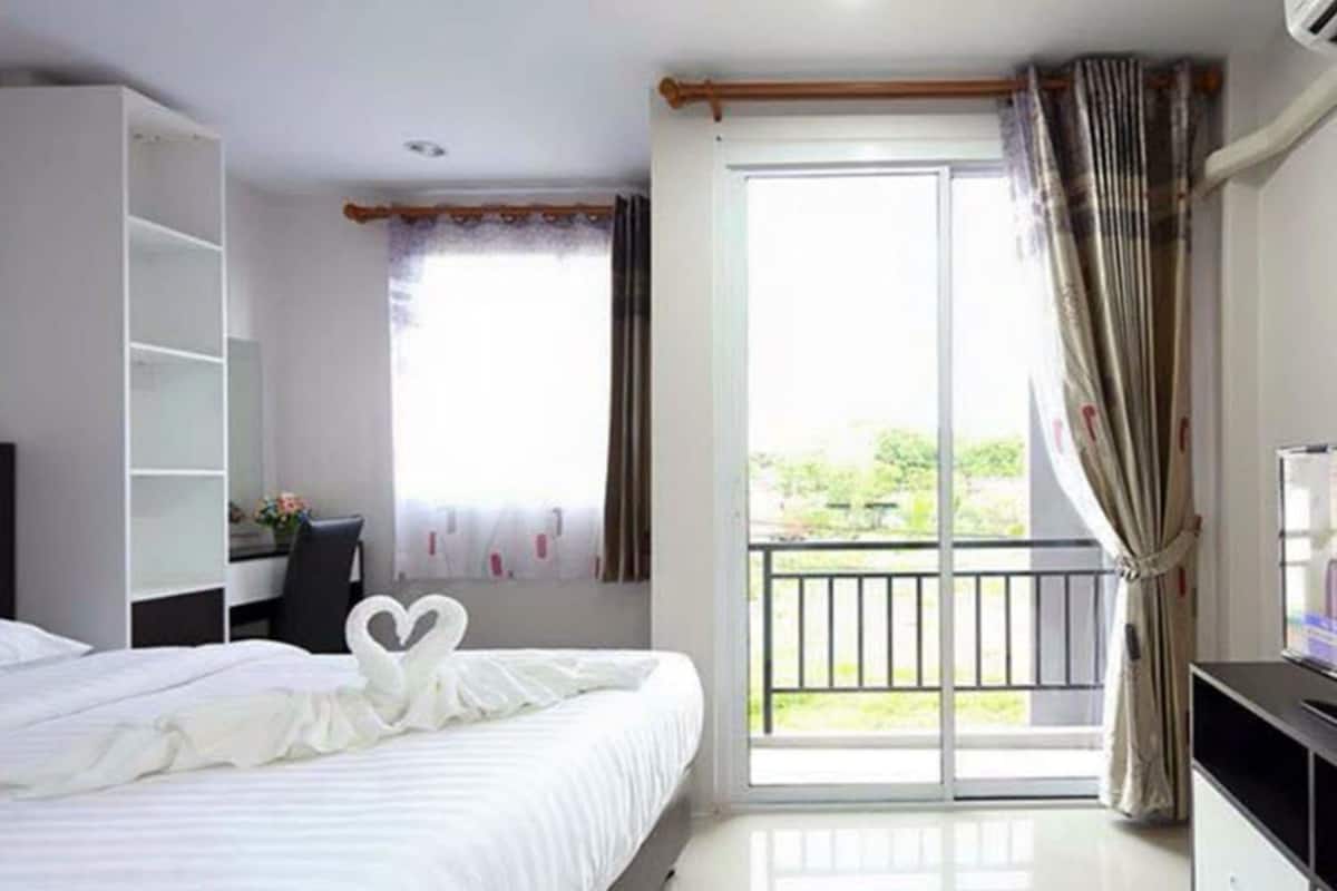 standard double room | desk, blackout curtains, free wifi