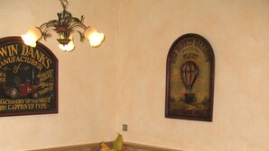 Un restaurante con asientos tipo cabina, sillas de madera y una mesa con posavasos.
