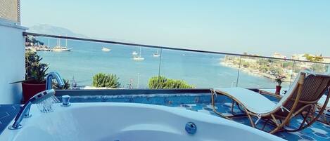 Luxury Double Room, Non Smoking, Sea View | Jetted bathtub