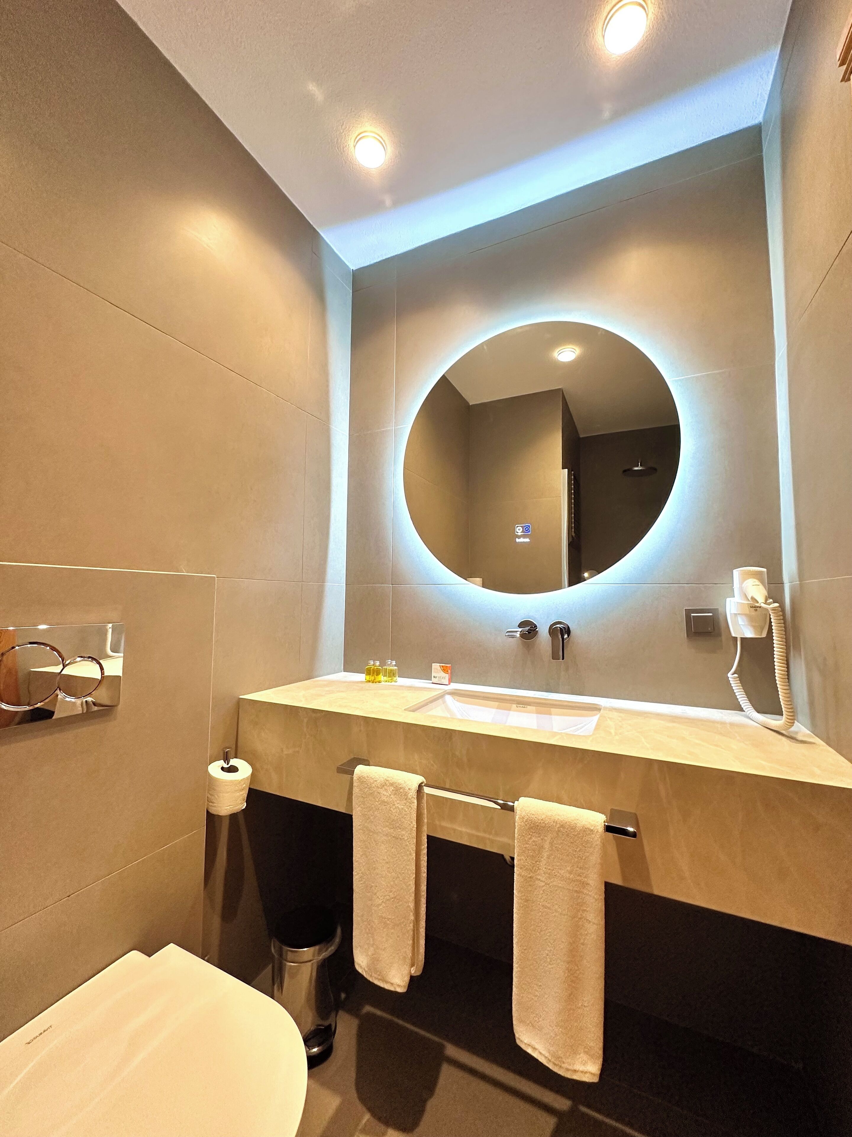 standard room, city view | bathroom | shower, free toiletries, hair dryer, slippers