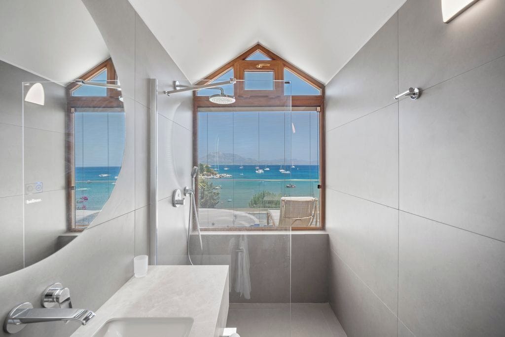 luxury double room, non smoking, sea view | bathroom | shower, free toiletries, hair dryer, slippers