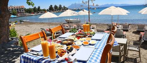 Déjeuner, dßner et souper servis sur place