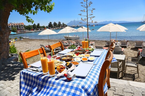 Breakfast, lunch and dinner served - Kumluk Otel (Datça)