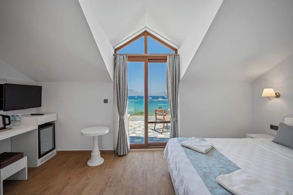 luxury double room, non smoking, sea view | minibar, in-room safe, desk, laptop workspace