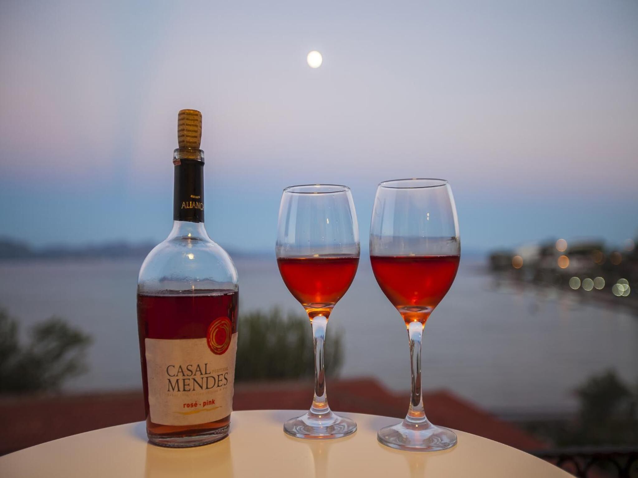 breakfast, lunch and dinner served