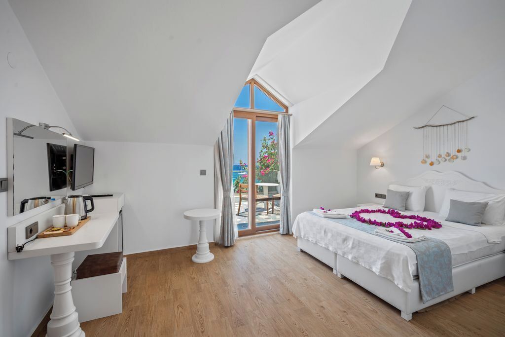 luxury double room, non smoking, sea view | minibar, in-room safe, desk, laptop workspace