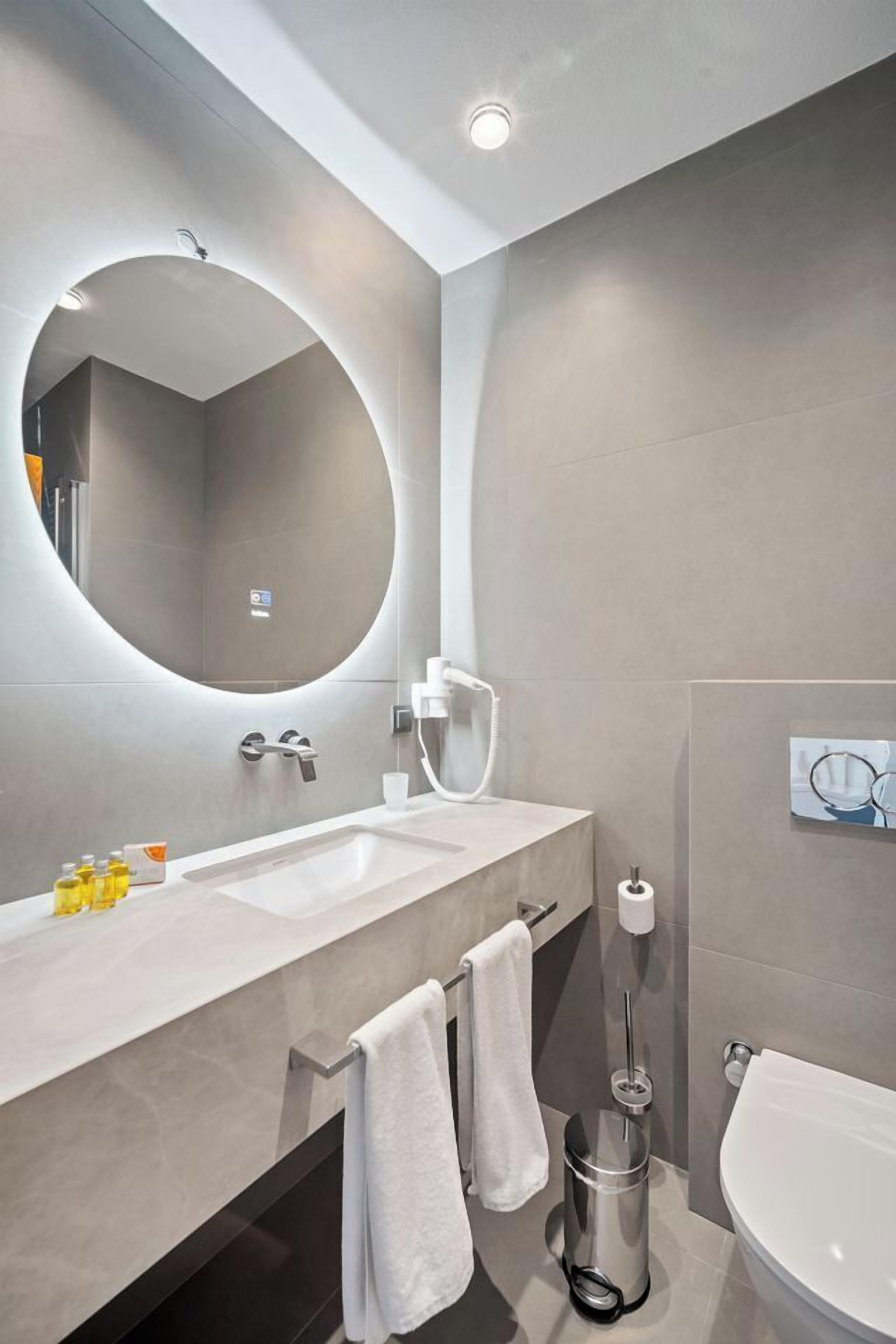 shower, free toiletries, hair dryer, slippers