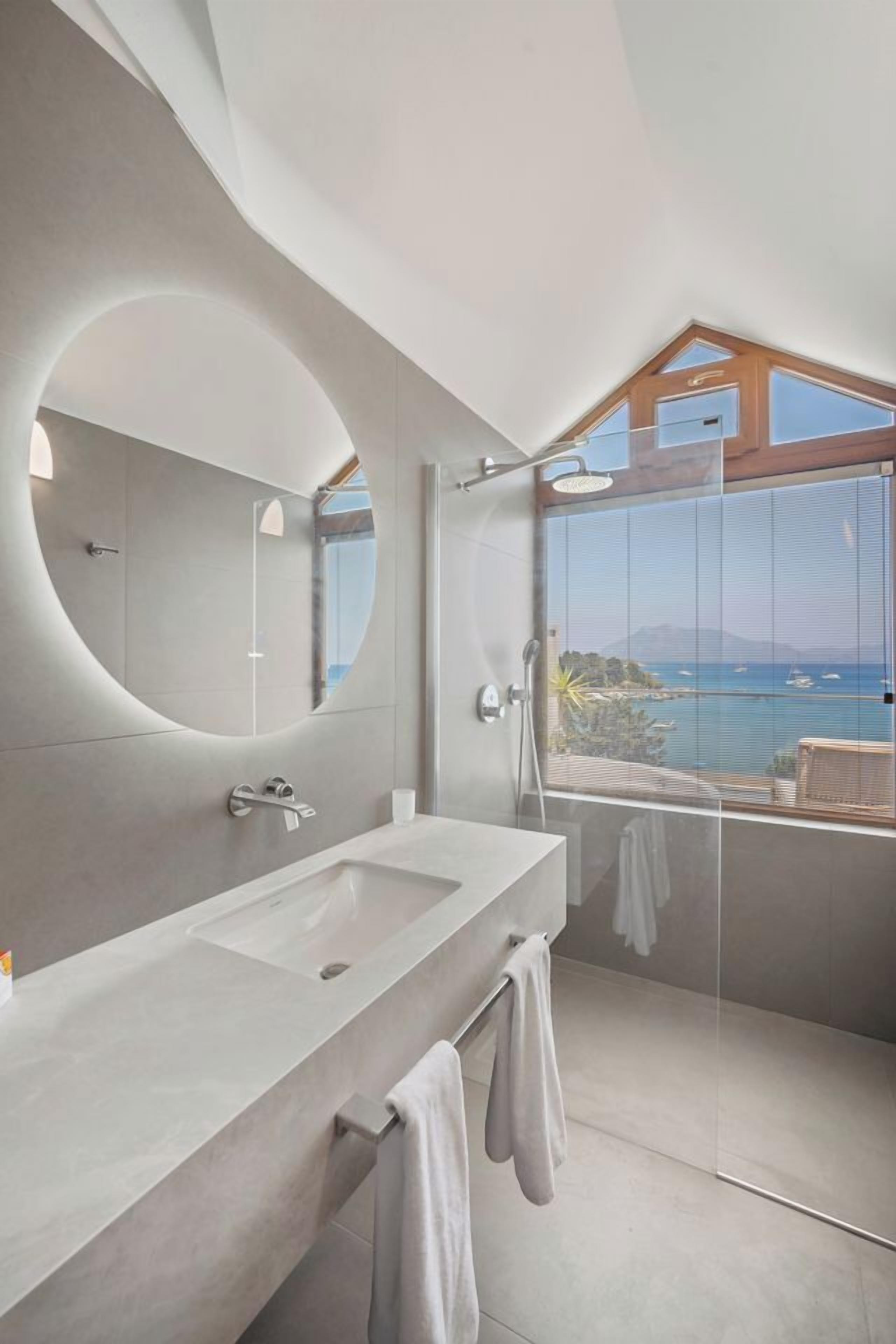 luxury double room, non smoking, sea view | bathroom | shower, free toiletries, hair dryer, slippers