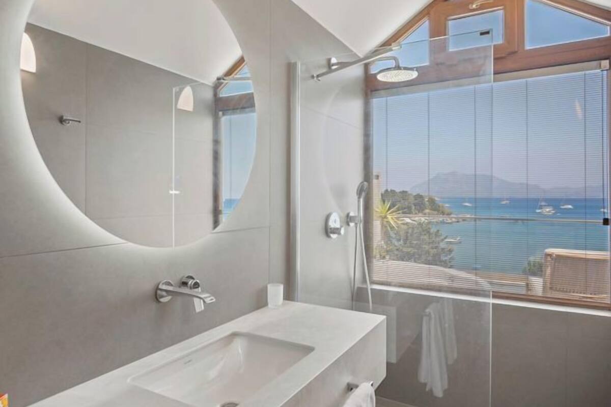 luxury double room, non smoking, sea view | bathroom | shower, free toiletries, hair dryer, slippers