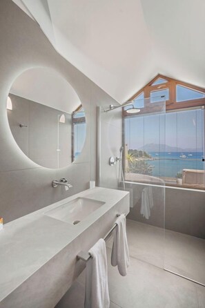 Habitación de lujo doble, no fumadores, vistas al mar | Baño | Ducha, artículos de higiene personal gratuitos y secador de pelo