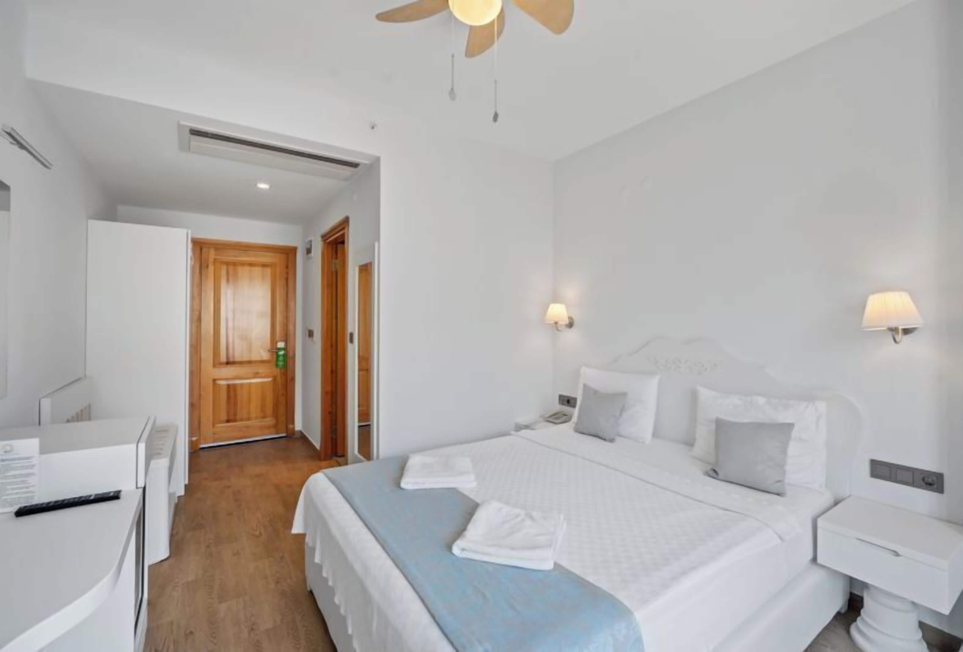 standard room, city view | minibar, in-room safe, desk, laptop workspace