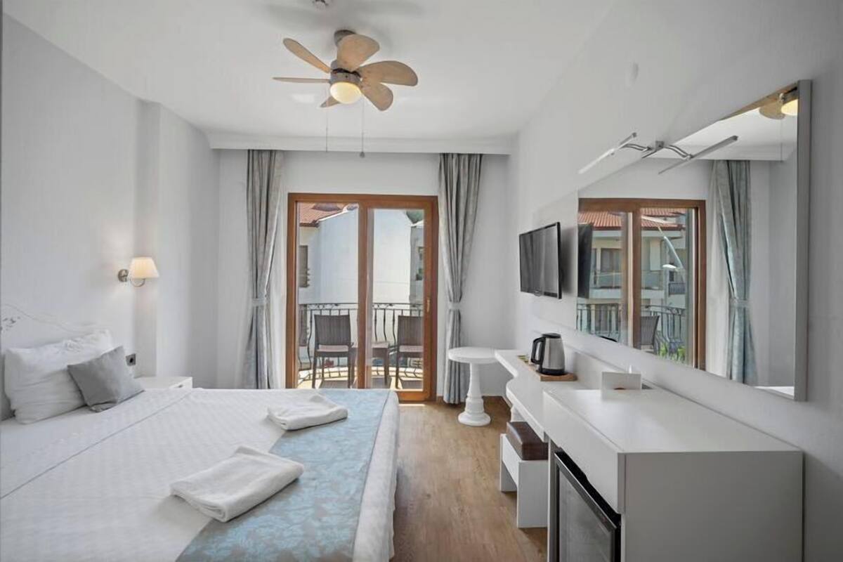 standard room, city view | minibar, in-room safe, desk, laptop workspace