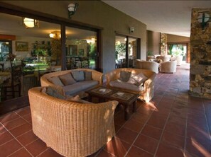 Lobby sitting area - Hotel Spartivento (Domus de Maria)