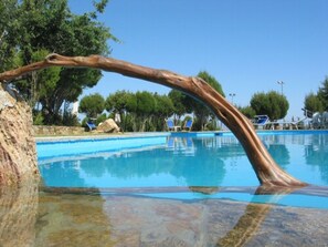 Outdoor pool, pool loungers - Hotel Spartivento (Domus de Maria)