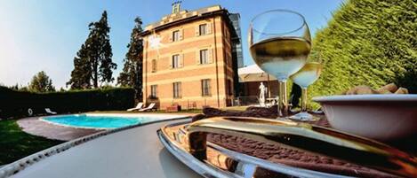 Een seizoensgebonden buitenzwembad en parasols bij het zwembad