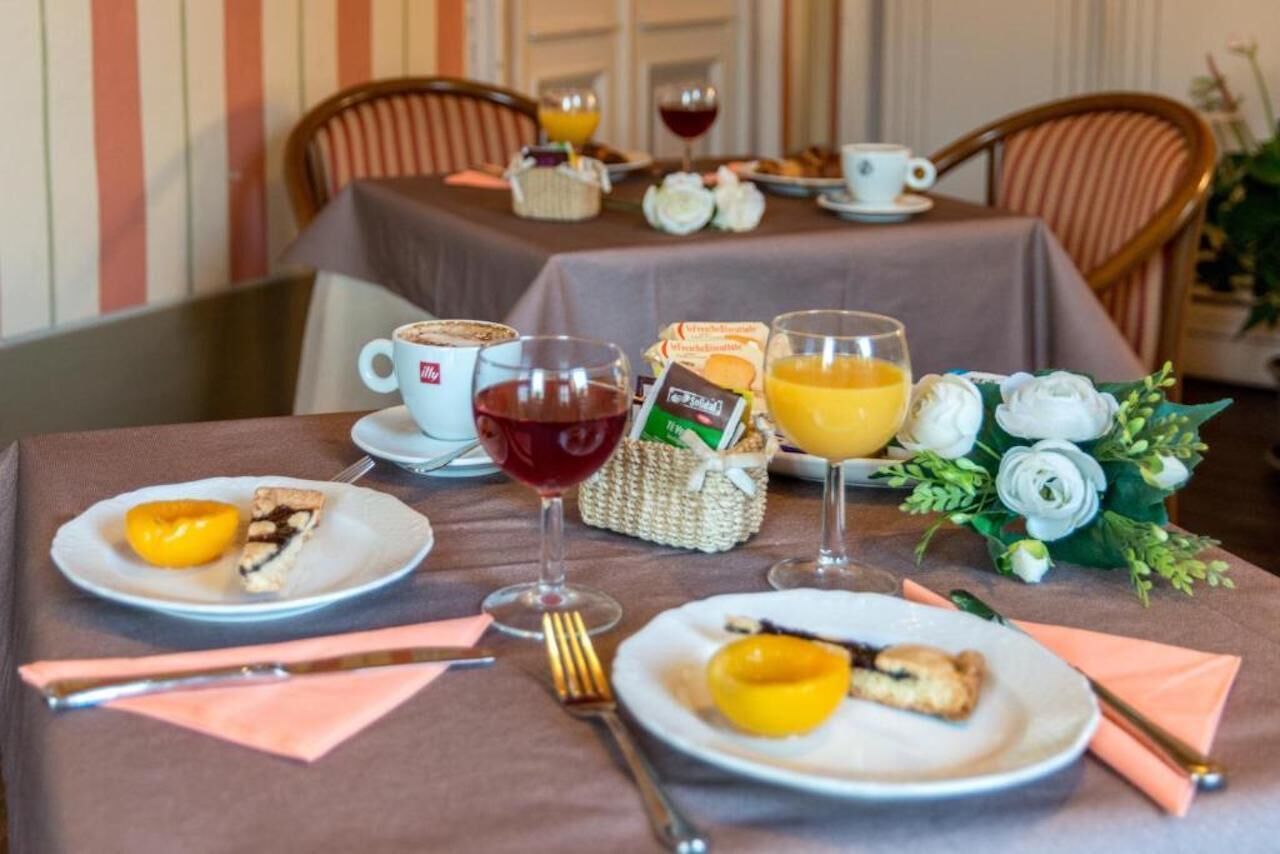 بوفيه فطور مجانًا يوميًا